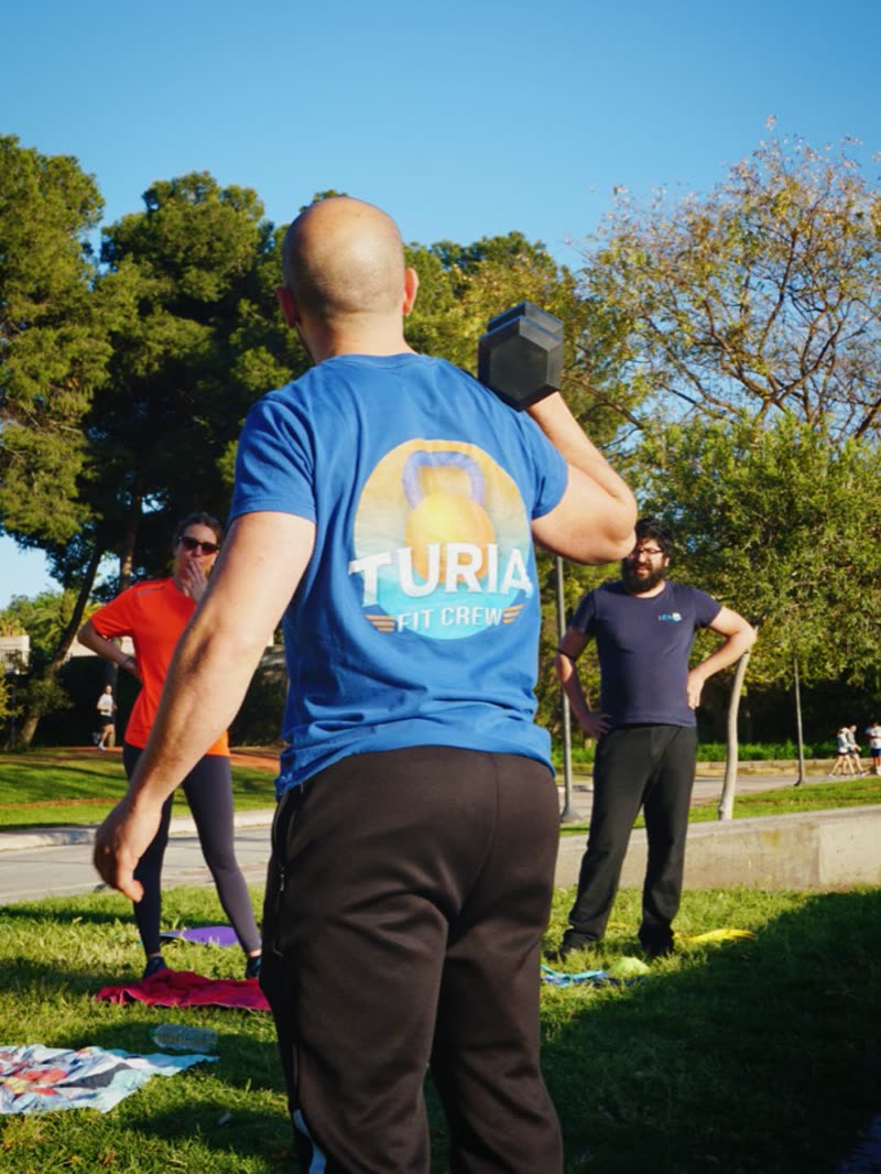 Camiseta de Turia Fit Crew durante un entrenamiento de fuerza