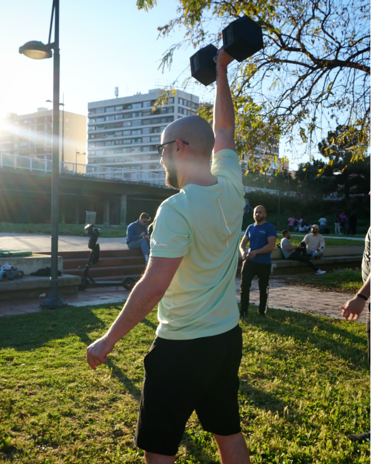 Entrenamiento con mancuerna al atardecer en el Jardín del Turia